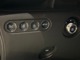 車高リフトの調整もボタン一つで可能。さらに、レーンキープアシストのON/OFFボタンも搭載。