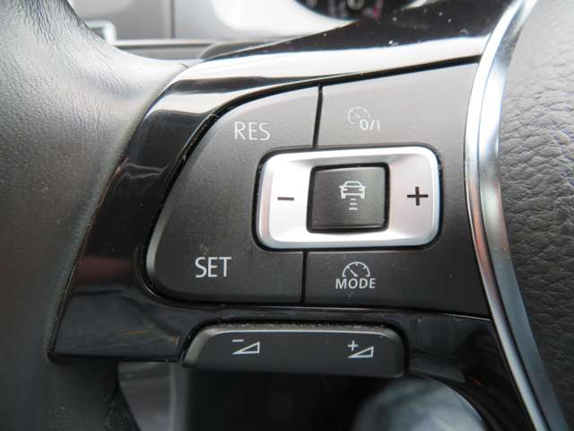 ハンドル左側には自動追従クルーズコントローラ（ＡＣＣ）などの操作スイッチが配置されております。設定されたスピードを上限に自動で加減速を行い、一定の車間距離を維持します。