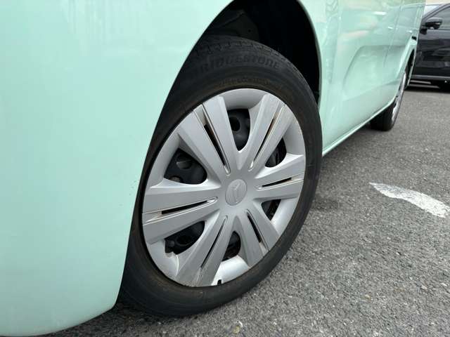 純正ホイール！タイヤの溝もまだあります！自社工場がありますのでタイヤ交換費用もお安く実施できます！