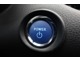 スマートキーを携帯し、ドアハンドルのセンサーにタッチするだけで施錠、ドアハンドルを握るだけで、解錠できます。プッシュスタートエンジンです♪ブレーキを踏みながらボタンを押すだけ。