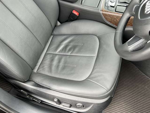 運転席側シートの座面やサポート部分は使用感を感じさせないコンディションです。