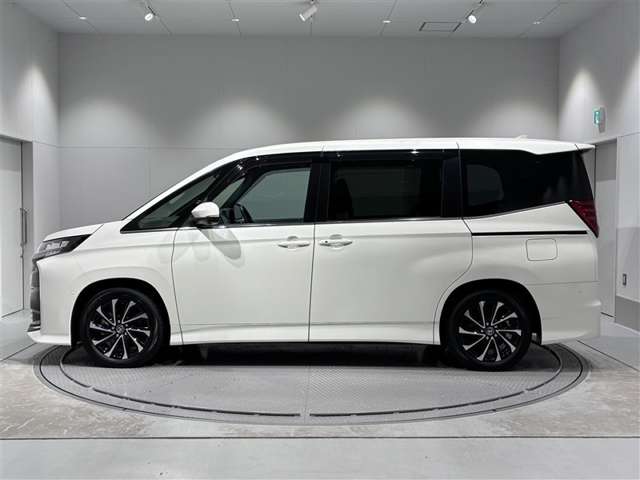 充実装備のハイブリット！電動リヤゲート、パノラマモニター、ナビ、フルセグ、ＣＤユニット、リヤオットマン、リヤシートヒーター、レーダークルーズ