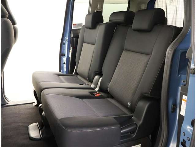 ゆとりある広々とした車内空間は、ドライブを始め買い物やレジャーなど、幅広く活躍します。一人でもみんなとでもお出かけを楽しみましょう！