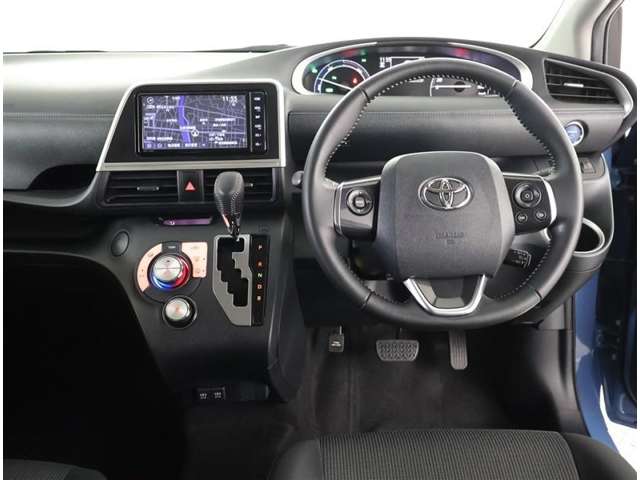 高いホールド性で運転姿勢が安定します。長距離ドライブでも疲れにくいのが魅力です。快適なドライビングライフをお送りください♪