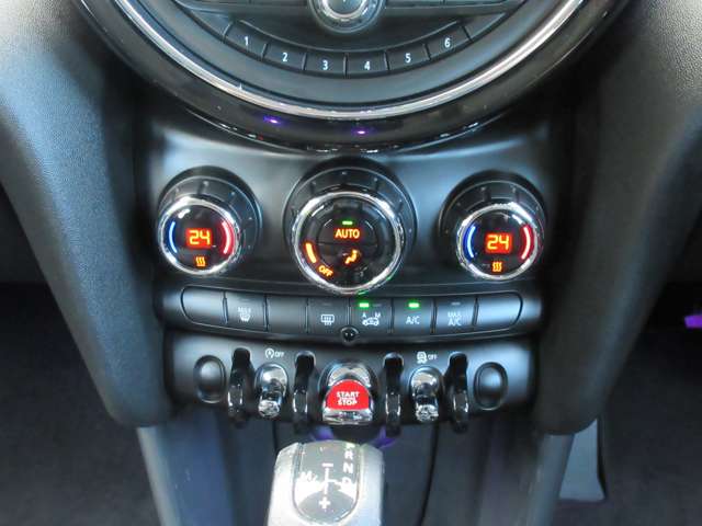 使いやすいレイアウトの空調スイッチ類です。スイッチも大きく、気温に合わせて直感的に操作が可能！操作もしやすく、車内をいつでも快適に保てます。