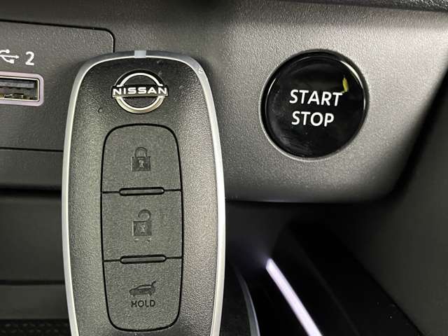 【 スマートキー＆プッシュスタート 】鍵を挿さずにポケットに入れたまま鍵の開閉、エンジンの始動まで行えます。