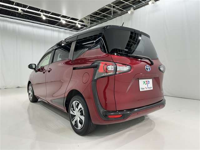 低燃費で環境にもやさしいハイブリッド車です。トヨタ専用診断機器でハイブリッドシステムを綿密に点検してあります！