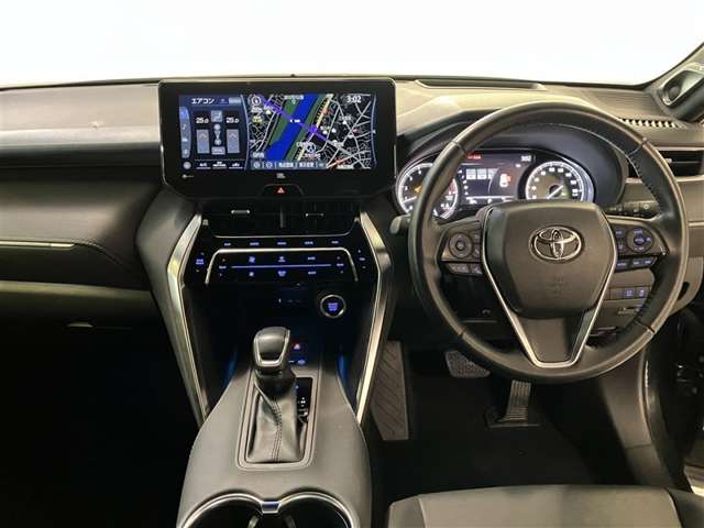 運転席周りのレイアウトをご覧ください。ナビゲーションが綺麗に装着されすっきり収まってますね！