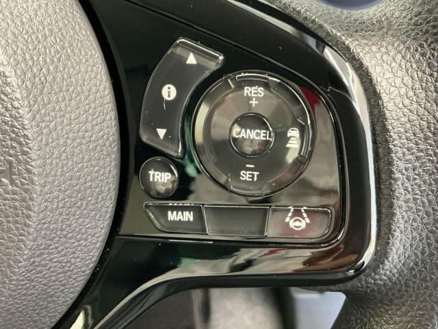 アクセルから足を離しても設定したスピードを保ち走行し、高速道路での疲労軽減に役立つクルーズコントロール付きです！