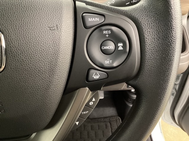 ハンドル内の右側には、Hondaセンシング系のクルーズコントロールやレーンキープアシストなどのスイッチが装備されています！。ハンドルから手を離さず安全に操作できます！。