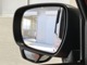 サイドアンダーミラーがあるので、少ない視線移動で安全確認ができ、運転席からの死角を減らします。