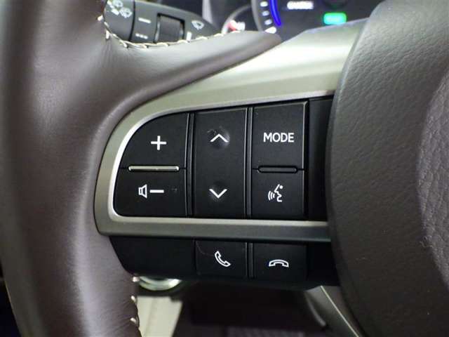 ステアリングスイッチは、運転中でもハンドルでオーディオの操作が可能です