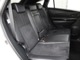 スエード調/合成皮革+シルバーダブルステッチのシートが採用されています。前後席間の間隔延長と前席シートバック形状の工夫で、ゆったりとくつろげる後席空間を確保しています。