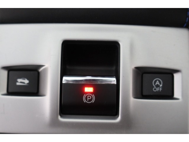 パーキングブレーキは便利な電動式！ボタン一つで操作でき、アクセルを踏めば自動で解除されます♪レバーやペダルがないので運転席廻りもすっきりしますね♪