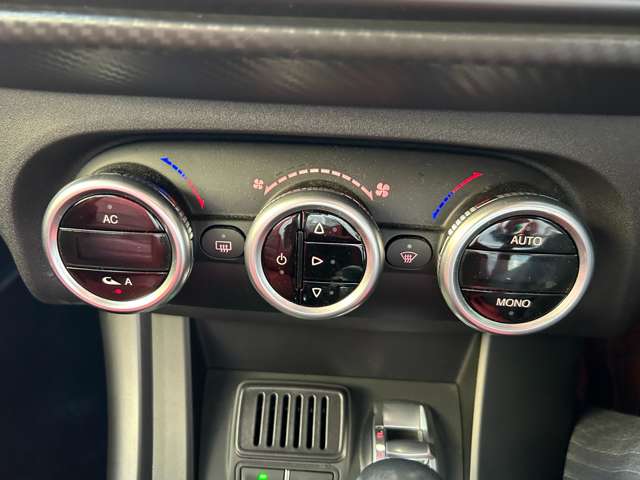 左右独立型オートエアコンなので、運転席側と助手席側で温度を変えることができ、快適な温度に調節可能です！