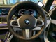 BMWエンブレムが際立つマルチファンクション・スポーツ・レザー・ステアリングホイール。触り心地が滑らかで運転も楽々♪