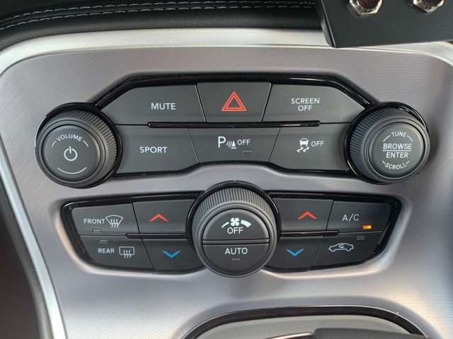 モニターでのエアコンの操作も可能ですが、こちらのボタンでも可能です。