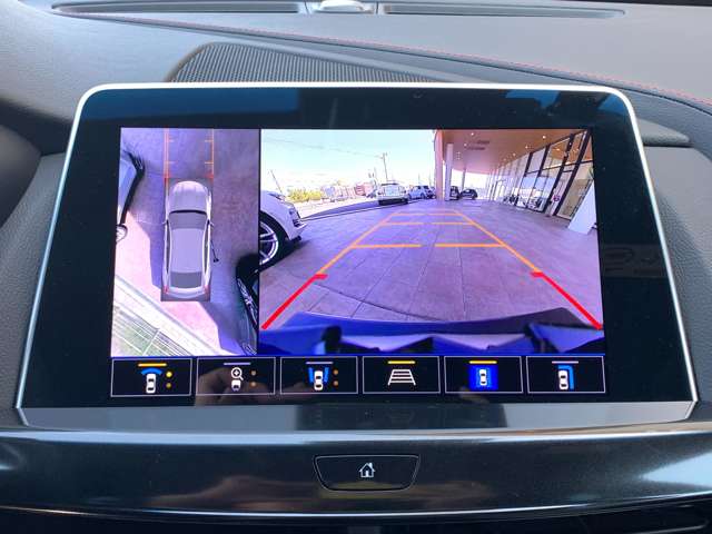 アラウンドビューモニターと前方の映像です。ご自身で見たい車両の周りの映像を2画面選択できるので、車高が低いタイプの車に抵抗のある方も安心してお乗りいただけます。
