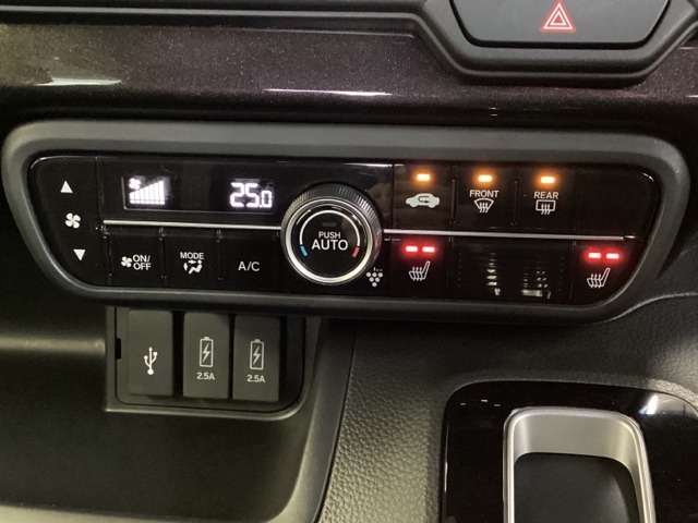 エアコンパネル内のシートヒータースイッチは前席の左右別々に２段階で温度設定ができます。近くにスマートフォンなどの充電可能なUSB端子が２個、音源などの外部入力の可能なＵＳＢ端子が１個ついています。
