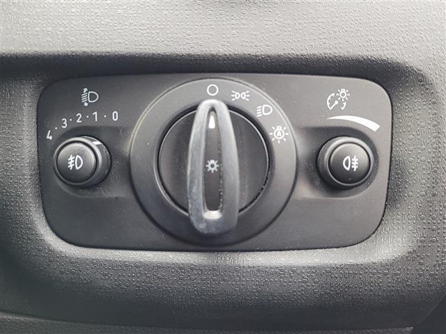 ダイヤル式ヘッドライトスイッチを一番右に合わせておくとオートライト設定になります。トンネルに入ったり、夜暗くなってきたりすると、自動でライトが点灯します。右のボタンはフォグランプ、左はバックフォグです