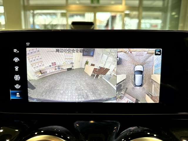 360°カメラ、リアビューカメラ、前後障害物センサーを装備しております。駐車に不安な方でも安心してご利用いただけます。バックカメラにはガイドラインもあり、ハンドルに合わせてガイドラインも動きます。