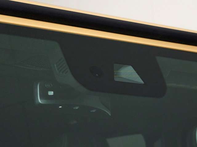 フロントガラス内の安全装備認識用のカメラなど搭載されています。曲面がないフロントガラス採用は伝統的です。
