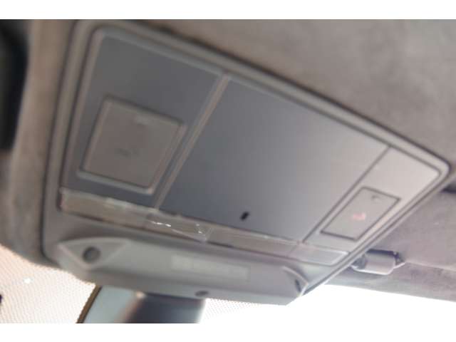 ドライブ中のトラブルの際には、オーバーヘッドコンソールに専用のロードサイドアシスタンスにダイヤル接続が可能なスイッチを装備しております。