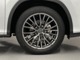 タイヤサイズ　２３５／５５Ｒ２０。中央のレクサスマークがブランド力を主張する精悍なデザインの純正アルミホイールを装着しています。