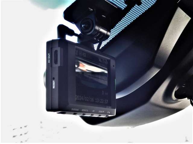 万が一の時の決定的瞬間を映像で記録する前後２カメラタイプのドライブレコーダーを装備。