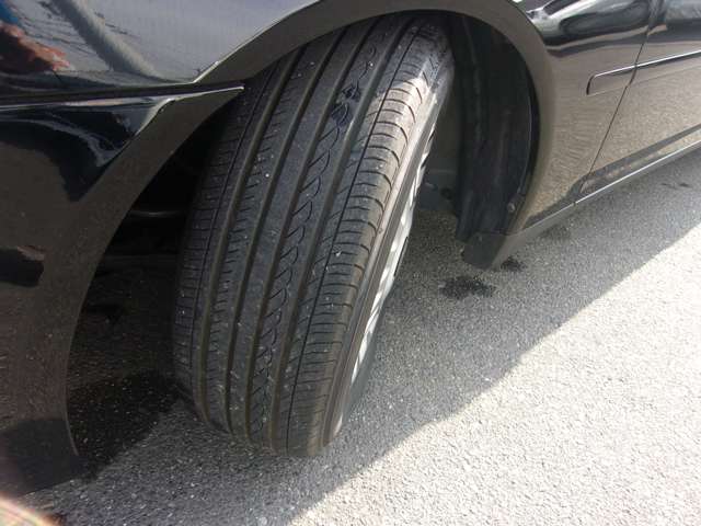 フロントのタイヤと純正ホイールです。ホイールは４本共に目立つような傷も無く良好な状態です。タイヤの残り溝も有り、まだまだご使用して頂けます！