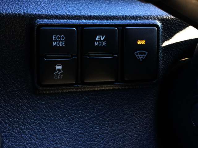 燃費削減やエコにも繋がるECOモードスイッチ、万一の際にあると便利な横滑り防止装置、EV走行優先のEVモード！など装備満載です！