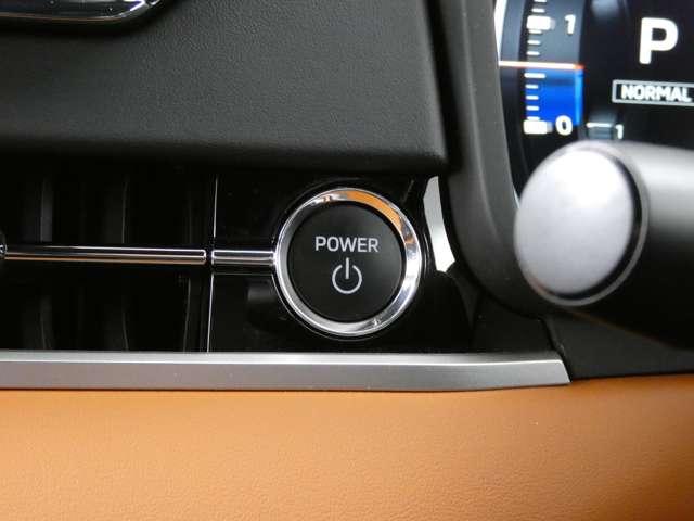 【装備】ボタンを押すだけで始動可能なプッシュスタート式を採用。キーはポケットやカバンにいれたまま、押すだけで車両の電源がONになります。
