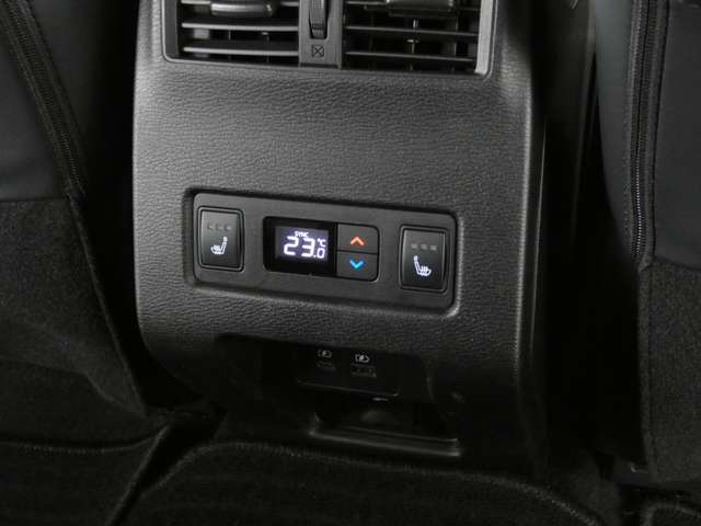【装備】3ゾーン独立温度コントロール式フルオートエアコンを搭載。運転席、助手席、後部座席の３つのゾーンで個別に温度調整が可能です。それぞれのお好みに合わせて調整してください。