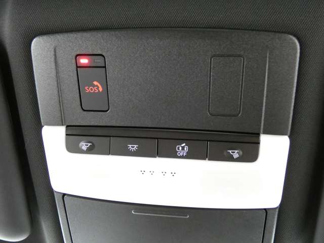 【機能】運転席のルームランプ部にSOSコールを搭載。万が一の時、ボタンを押すことでオペレーターに接続し、緊急車の手配などを行います。エアバック展開時には自動発報しますのでご安心ください。