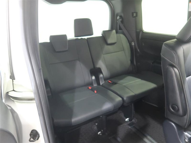サードシートスペースも十分な広さを確保。