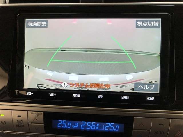 【バックガイドモニター】ガイド線はハンドルと連動しているので、予想進路に合わせてガイド線が動きます！カメラについた水滴を風で吹き飛ばす雨滴除去機能付き！雨天時の後方視界の確保に役立ちます！