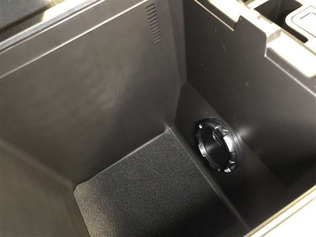 エアコン送風機能がついており、冷暖房時にボックス内の開閉ダイヤルを開けば、冷風がボックス内に流れ込み、ペットボトル飲料などの温度上昇を抑えることができます。