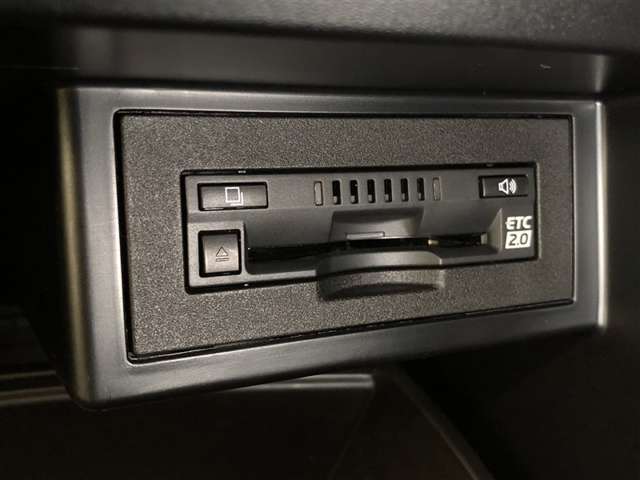 【ETC2.0ユニット(ビルトイン)】高速・有料道路の料金所をキャッシュレス、スムーズに通過可能です。高速道路上に設置されたITSスポットからの情報取得も可能です。