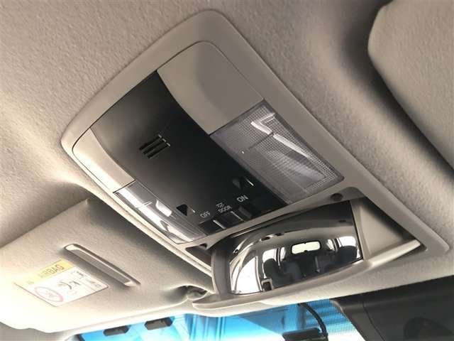 オーバーヘッドコンソールには、後席確認ミラーが付いています。運転席・助手席から振り返らずに後席の様子を確認可能。後席乗員とスムーズにコミュニケーションがとれます。