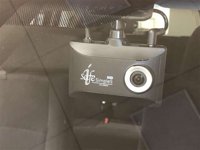 前後方録画タイプのドライブレコーダーを装着しています。機能の詳細につきましては、展示店舗までお尋ねください。