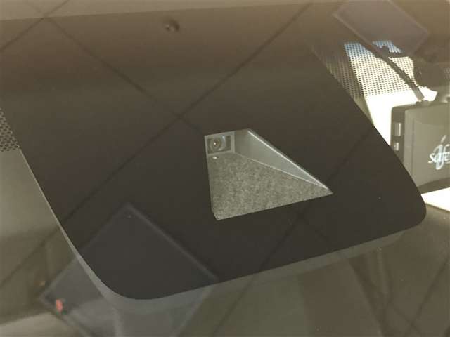 《Toyota Safety Sense》ミリ波レーダーと単眼カメラを併用した「2種類の目」で、クルマや歩行者などを認識し、事故の回避や衝突被害軽減を支援します。