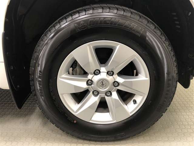 17インチ純正アルミホイール(265/65R17)装着です。