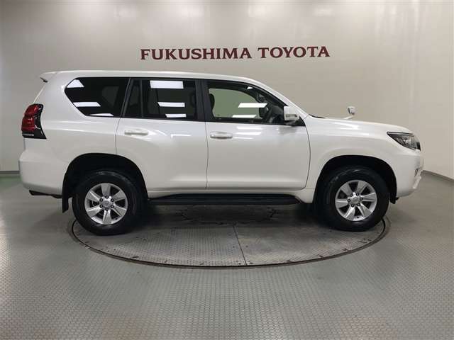 【まるごとクリーニング】シートを取り外し、車内を徹底洗浄。隅々まで丁寧に仕上げています。