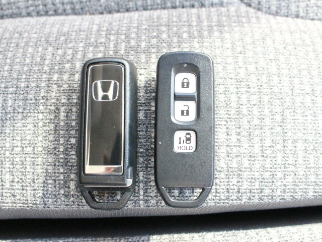 スマートキー付ですので、カバンの中やポケットに携帯するだけでドアロックの開閉・エンジンスタートが可能です！ボタン操作でもタッチセンサーでもドア開閉が可能で、しかもセキュリティ機能付きです！！