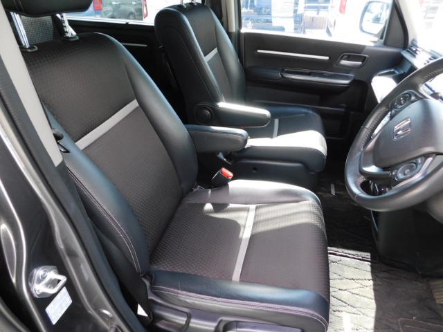 運転席シートと助手席シートは寒い時期に快適なシートヒーターが装備されております。