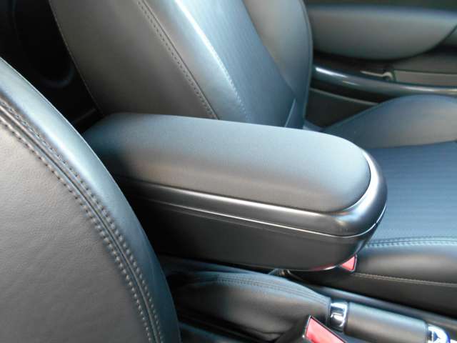 運転席と助手席の間にはアームレストがオプションで装着されております。中には小物が入れれるようになっており、邪魔な時は上にずらすことも出来ます。長距離運転にはマストなアイテムです！