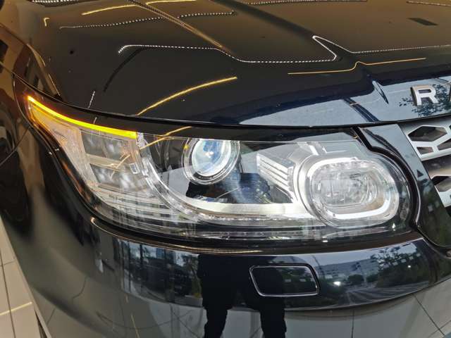【LED シグネチャー付きアダプティブ キセノン ヘッドランプ】アダプティブに動くヘッドライトです。対向車のドライバーにも配慮された安心安全な機能です。