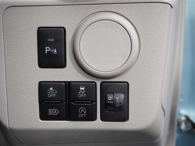 運転席周りのスイッチ類です。スマートアシスト等の安全機能のスイッチです。