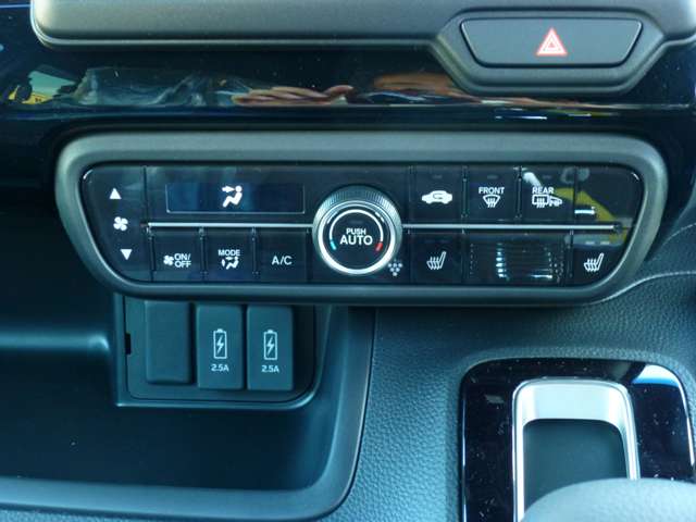 フルオートエアコン付きです♪ 温度を設定するだけで快適な車内環境を維持できます♪