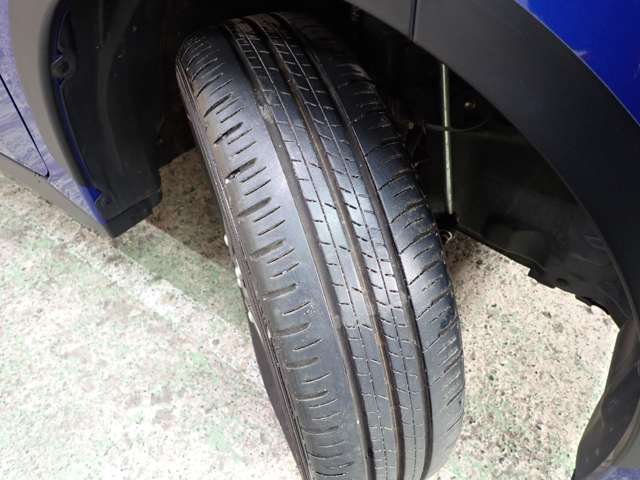 夏タイヤ装着済みです。タイヤの溝はこのようになっております！